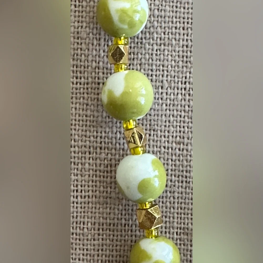 22-1/2 inch Elegant Green Beaded Necklace with Gold Accents - Picture 6 of 14